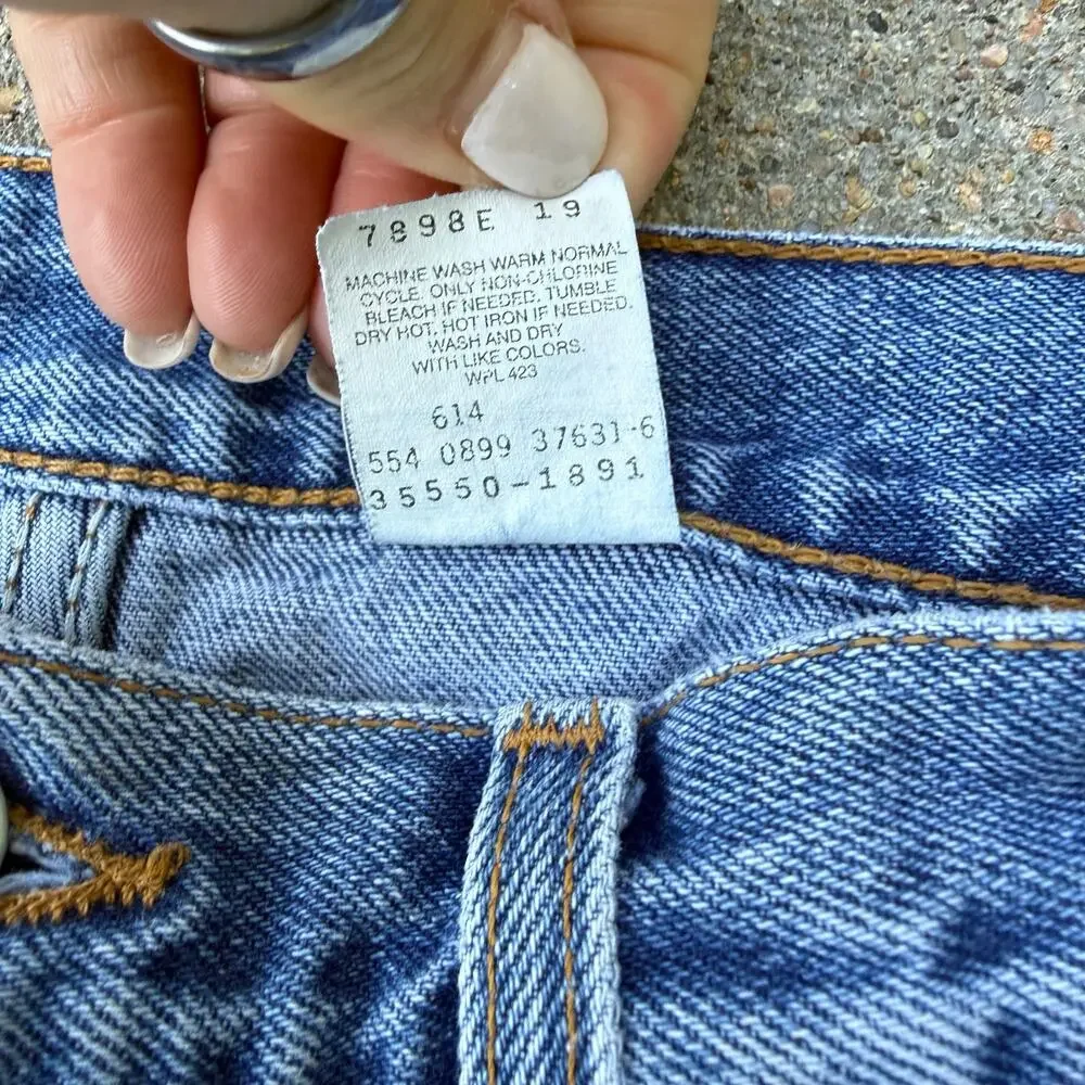 Vintage 90s Levi’s 550 Relaxed Fit Jean Shorts Jorts Size 34 Made in USA